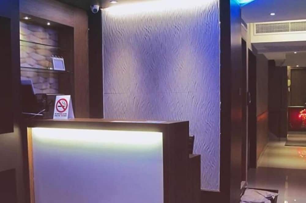 Receptionist