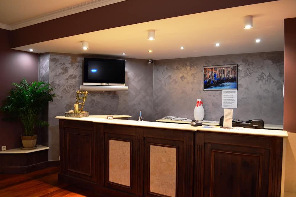 Receptionist