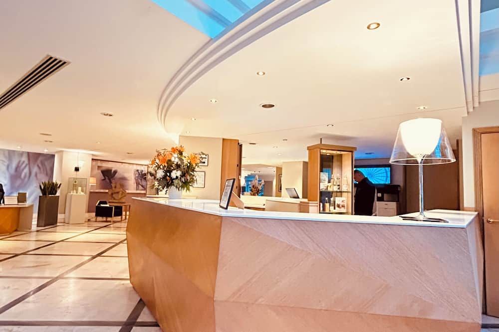 Receptionist