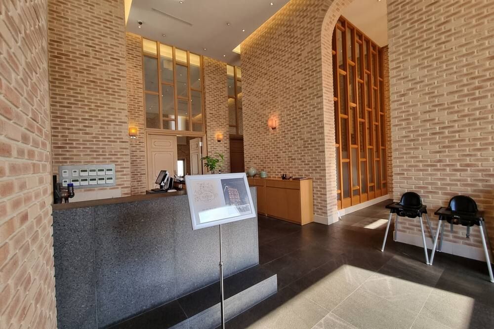 Receptionist
