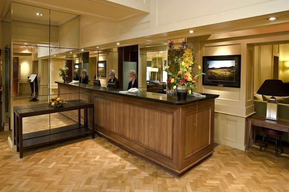 Receptionist