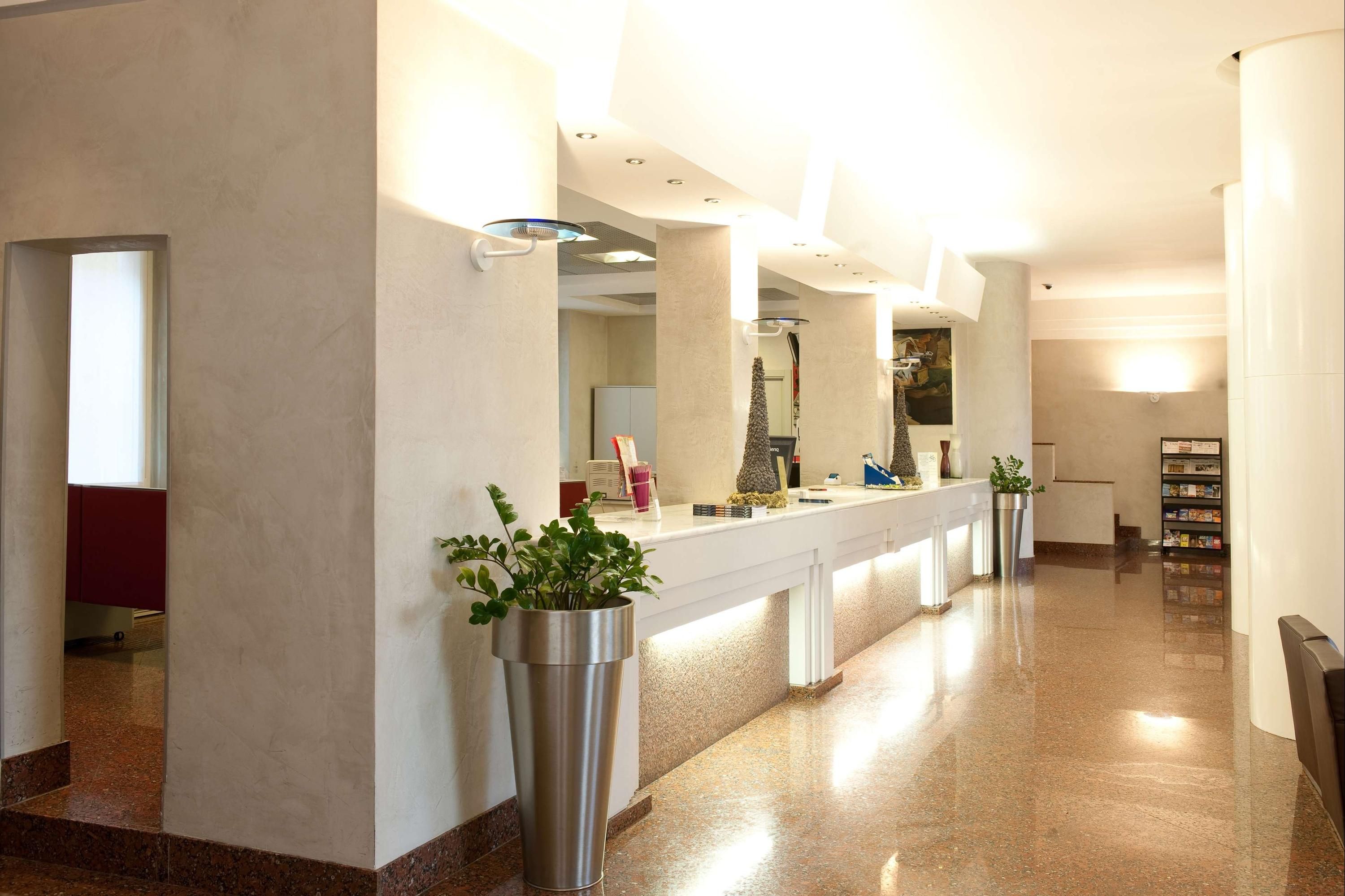 Receptionist