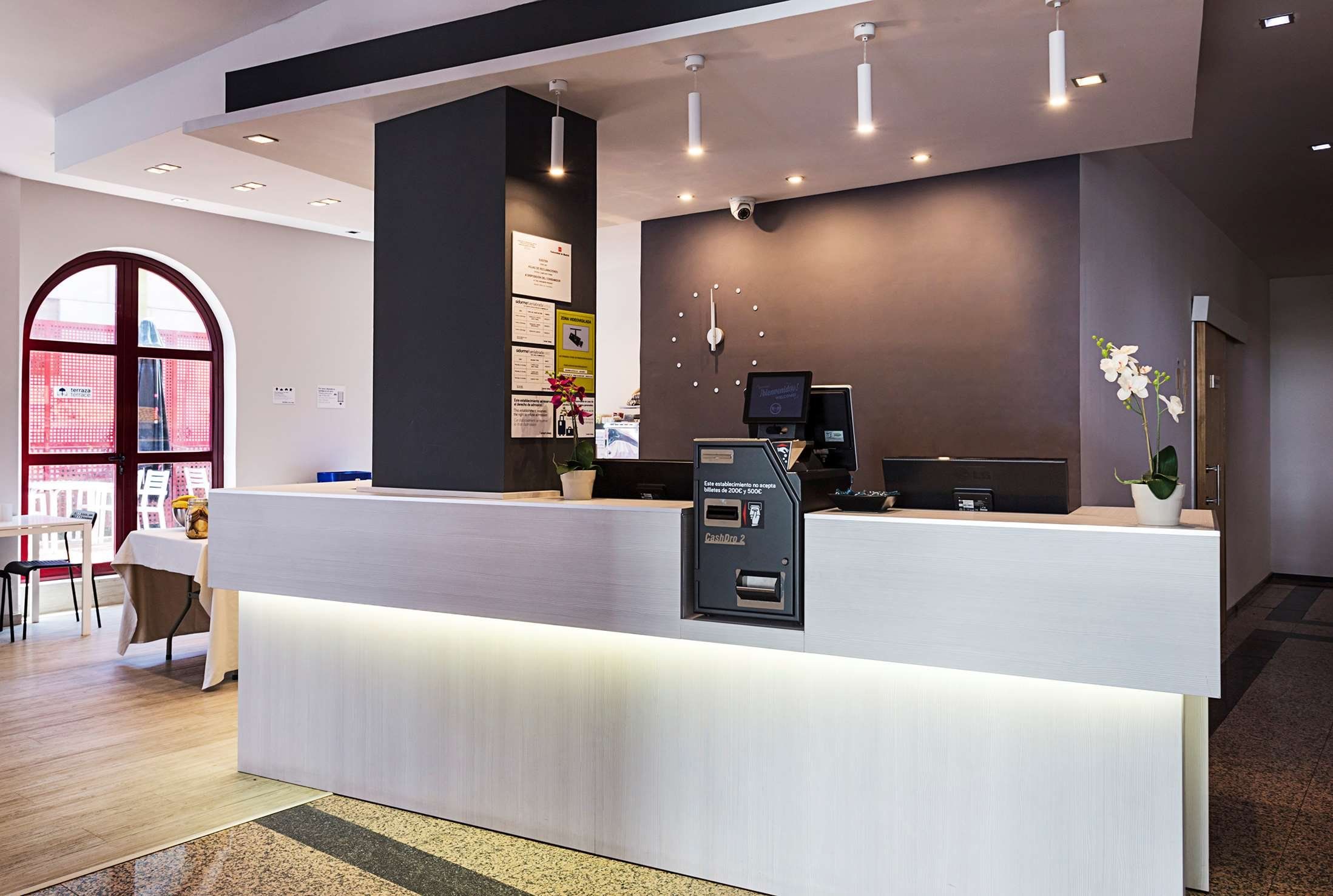 Receptionist