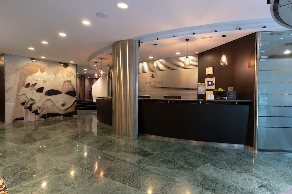 Receptionist