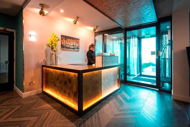 Receptionist