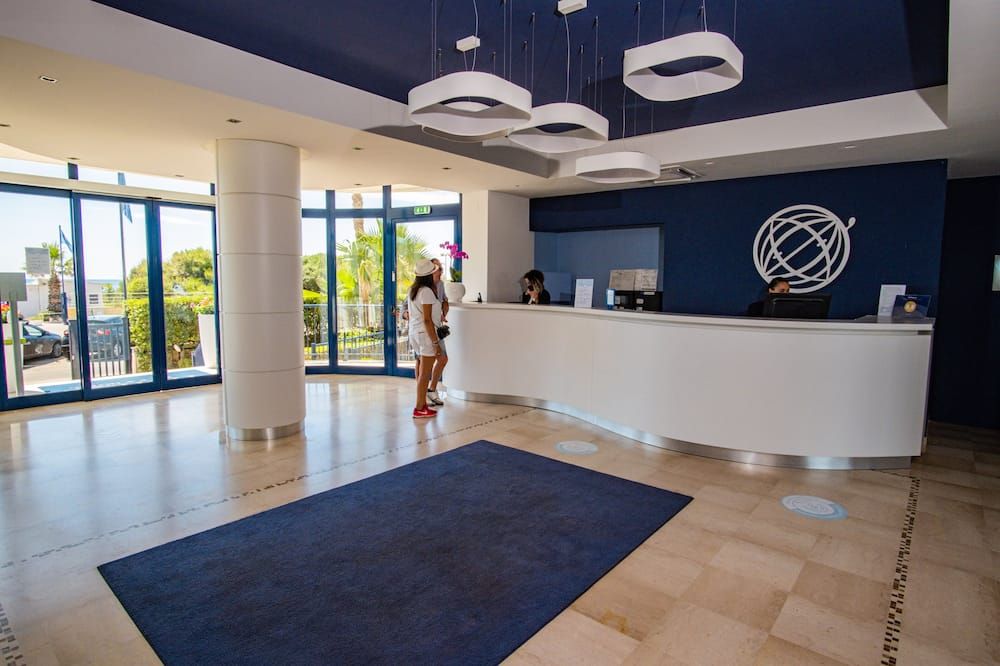 Receptionist