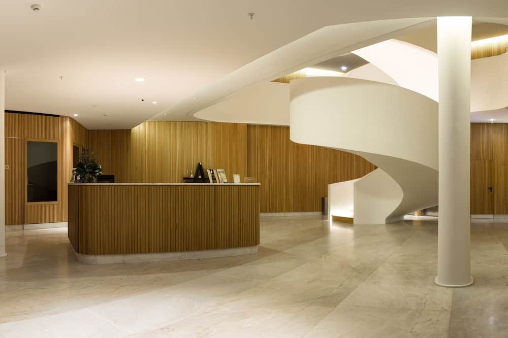 Receptionist