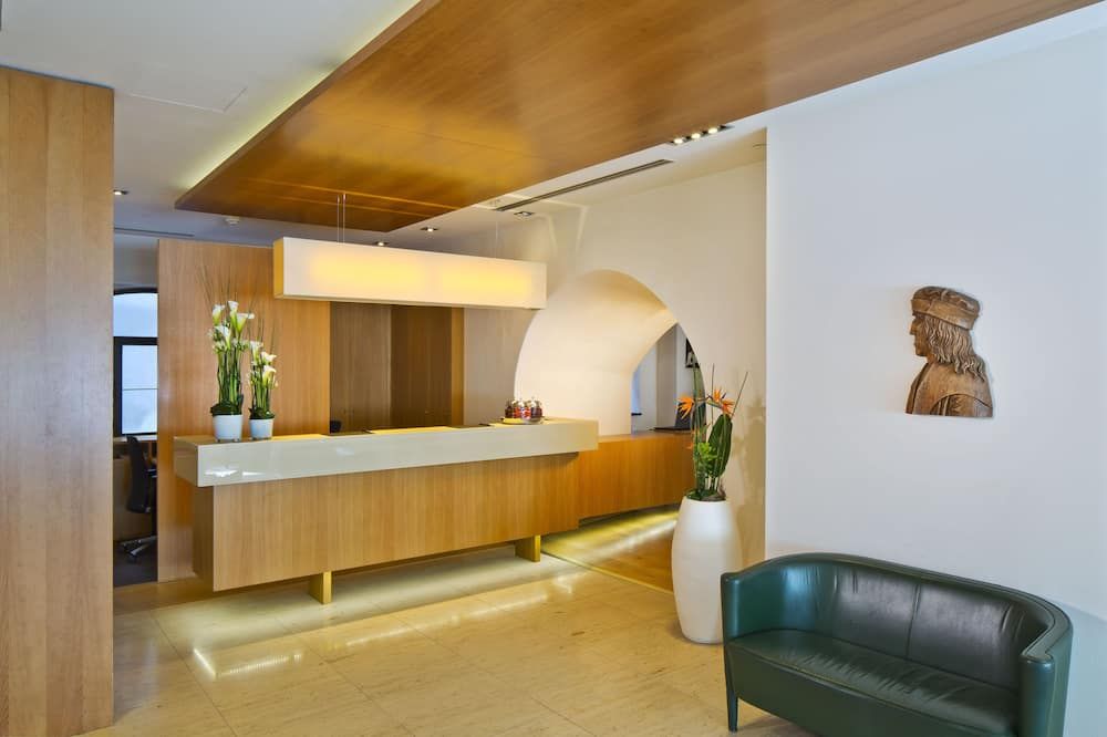 Receptionist