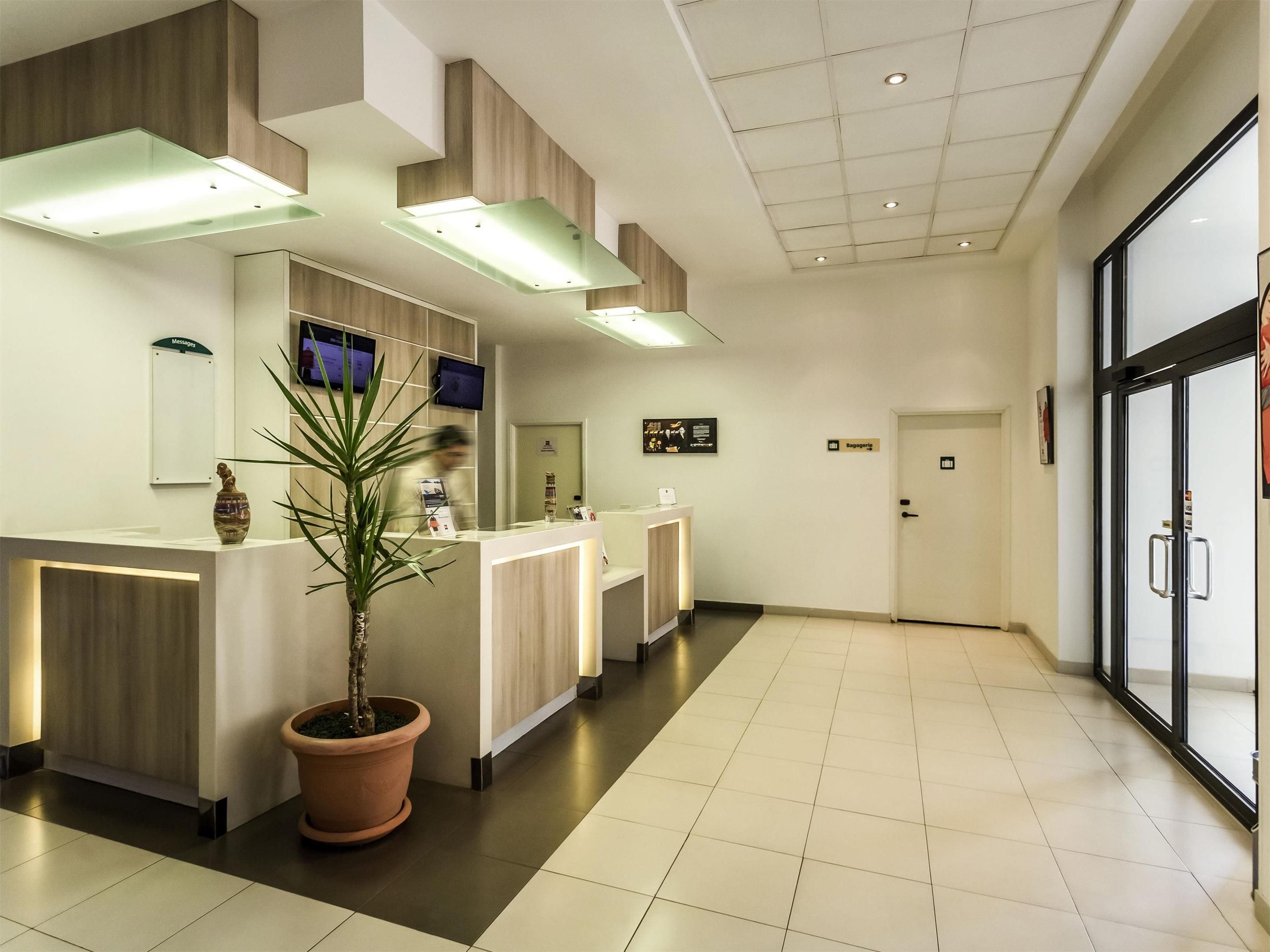 Receptionist
