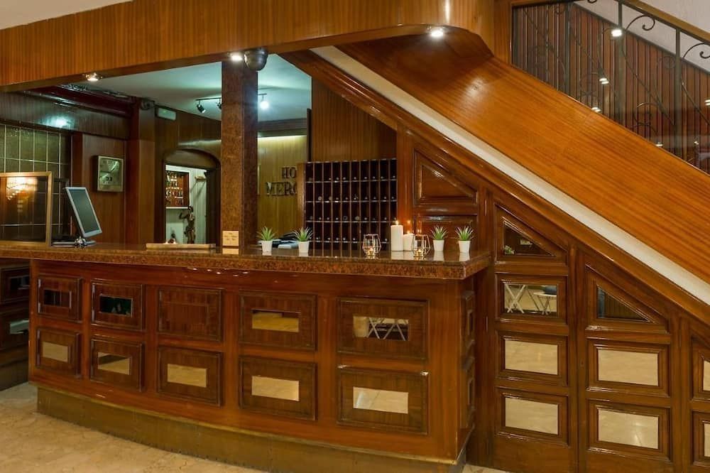 Receptionist