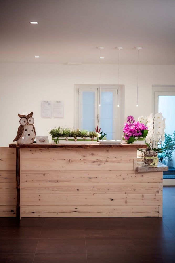 Receptionist