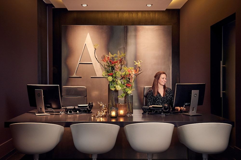Receptionist