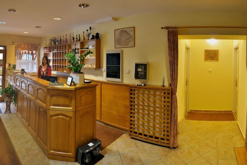 Receptionist