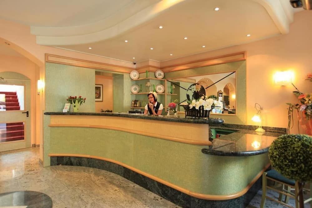Receptionist