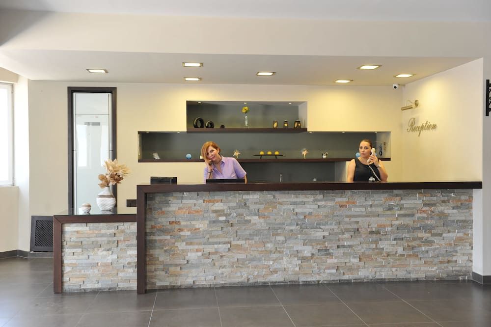 Receptionist