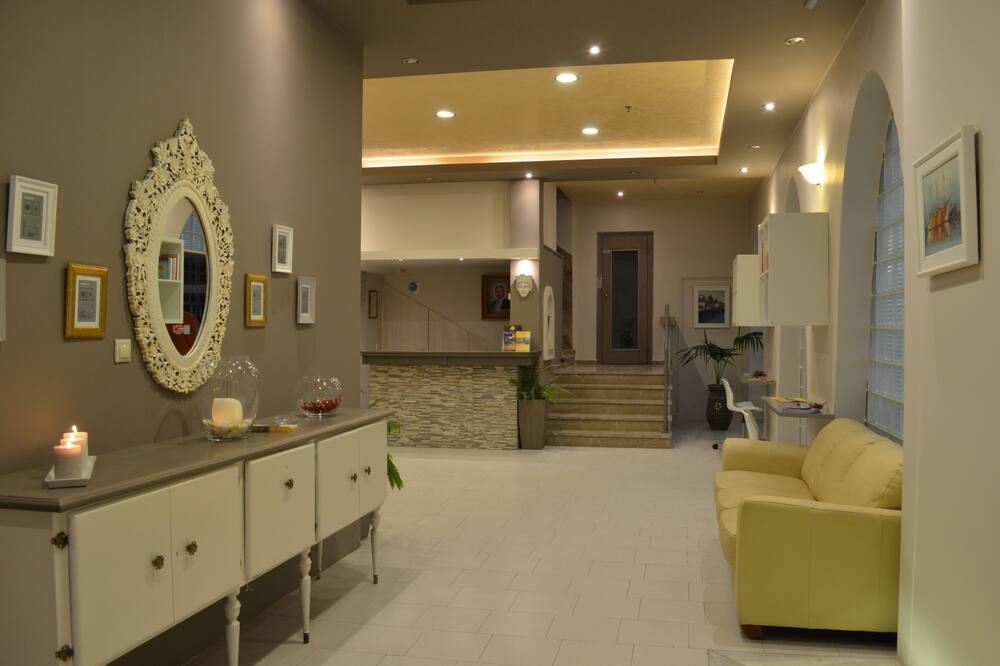 Receptionist