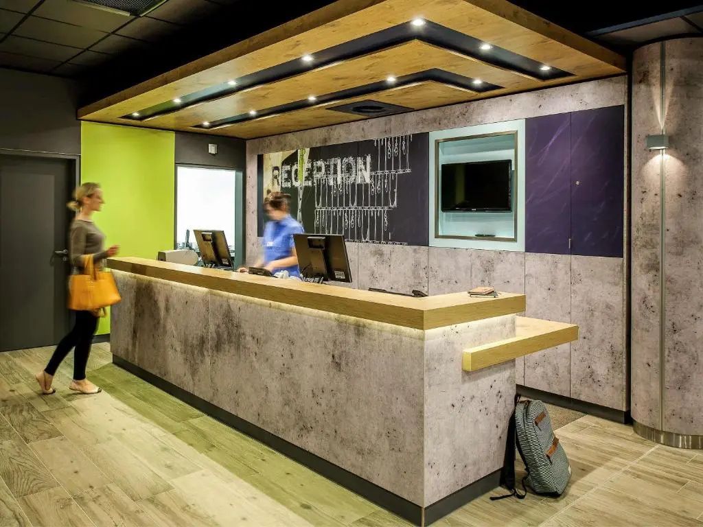 Receptionist