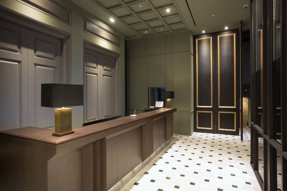 Receptionist