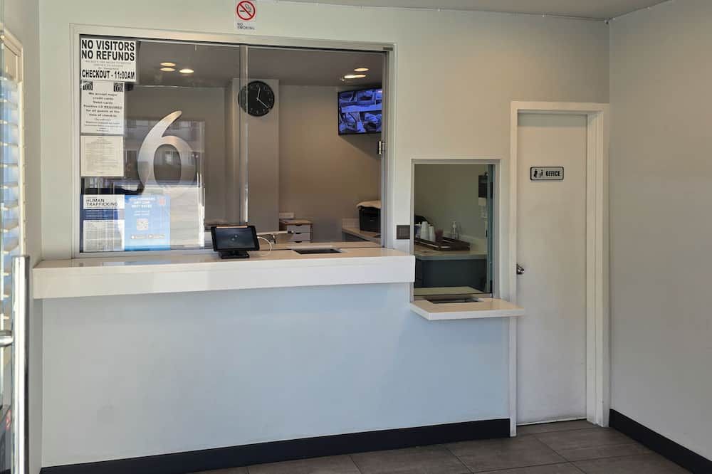 Receptionist