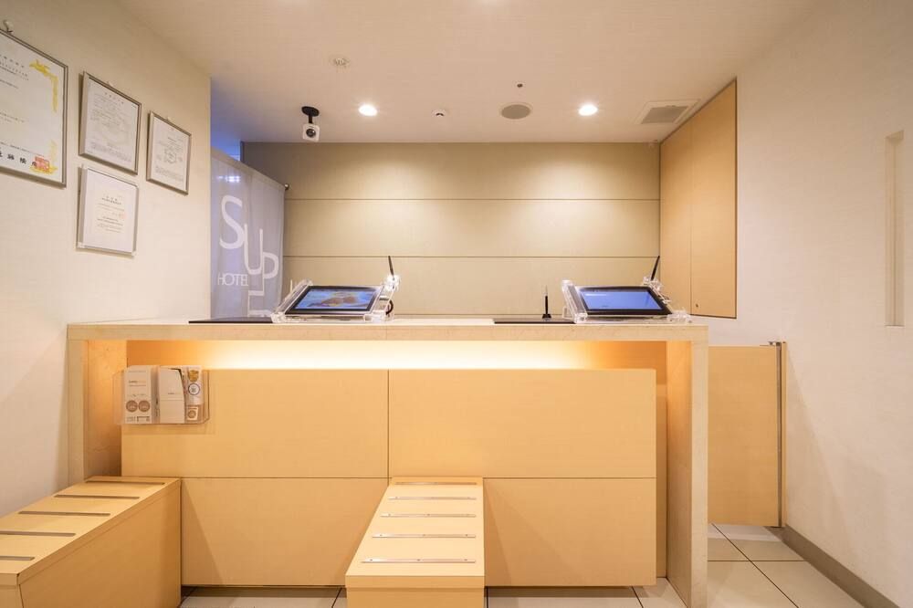Receptionist