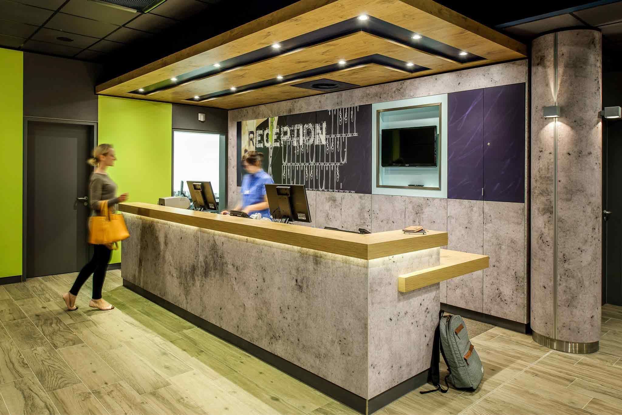 Receptionist