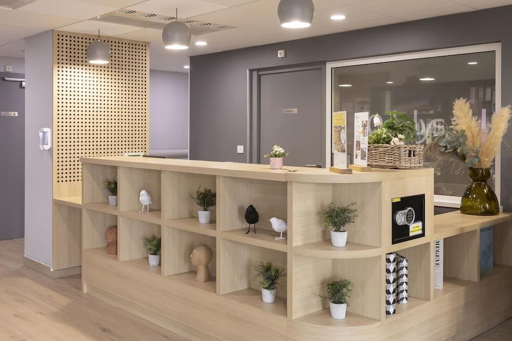 Receptionist