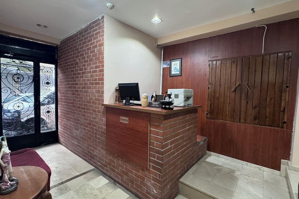 Receptionist