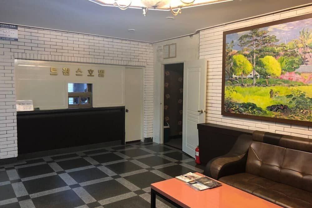 Receptionist