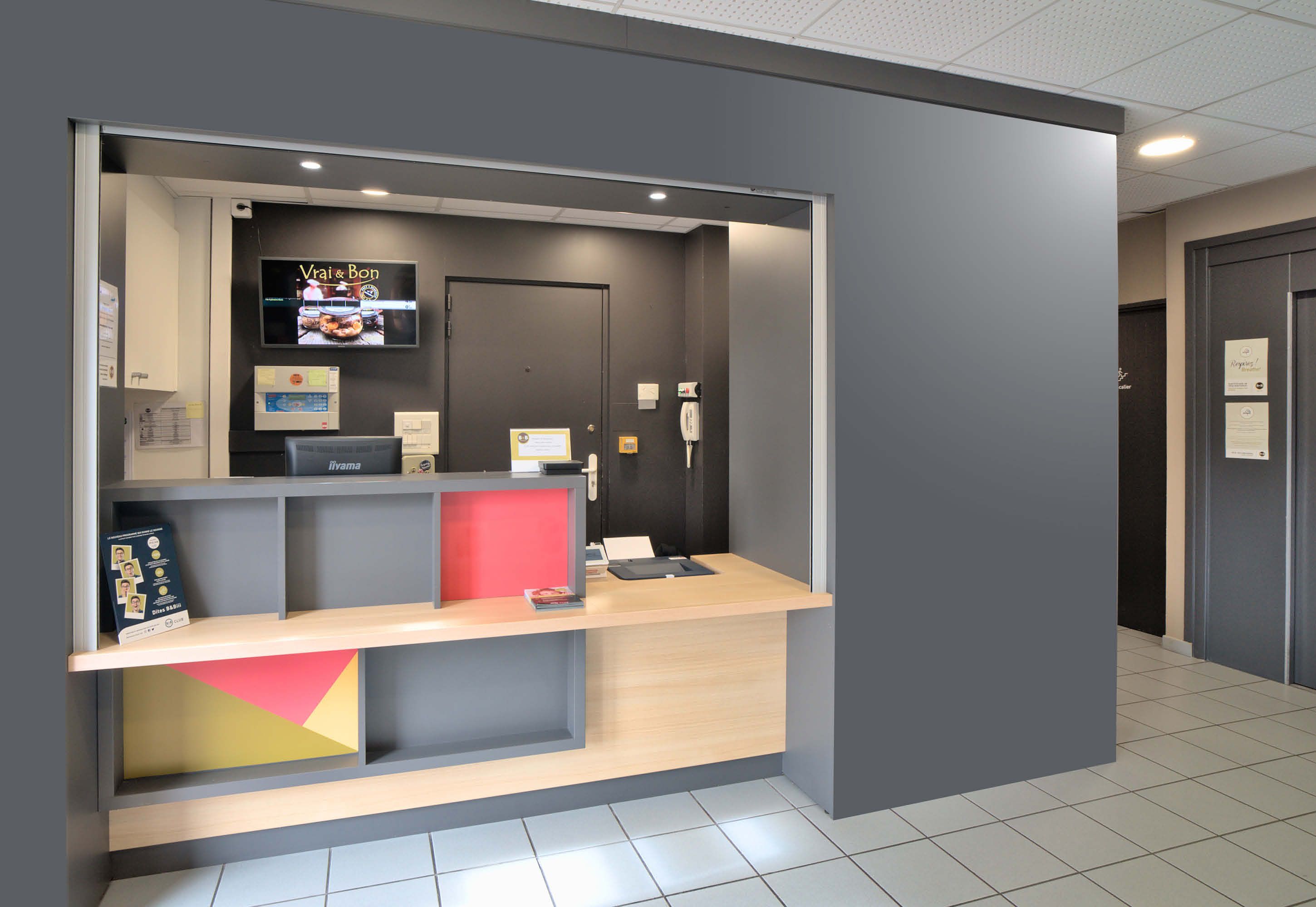 Receptionist