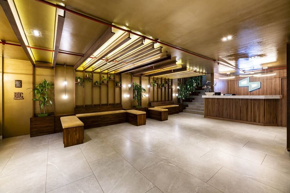 Receptionist