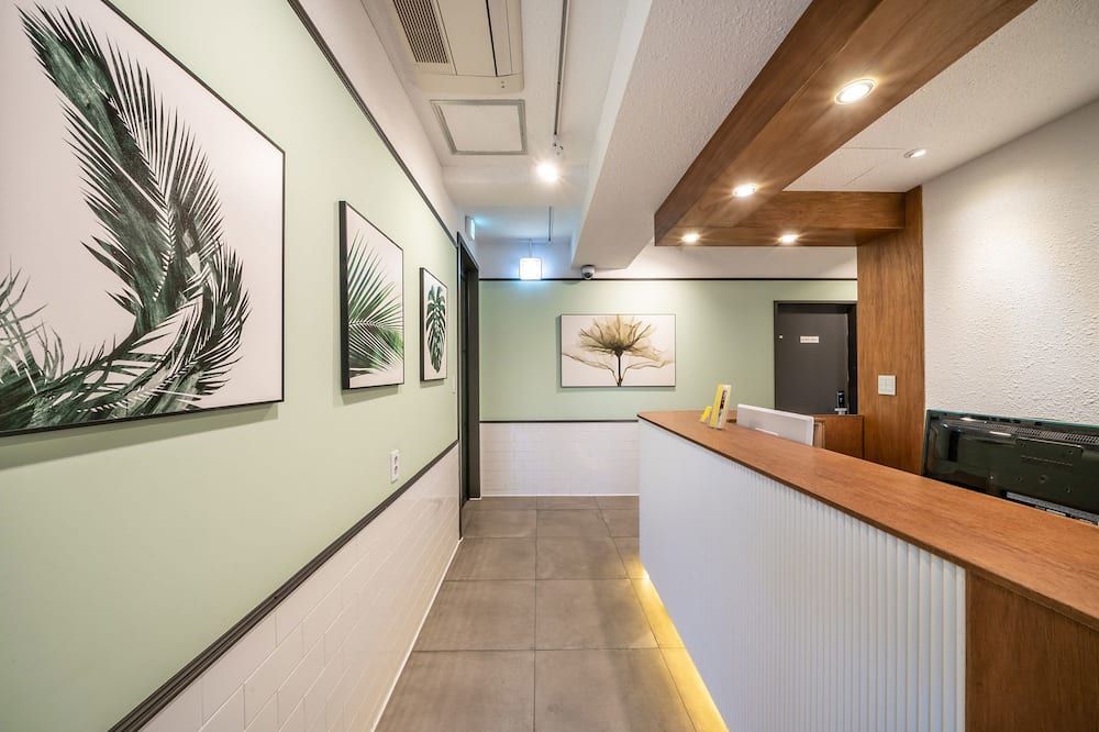 Receptionist