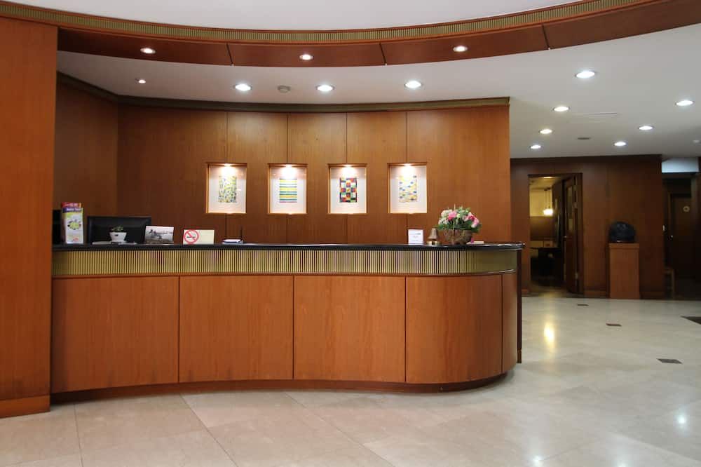 Receptionist