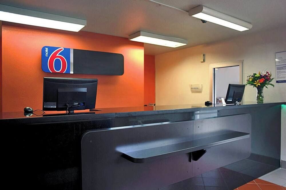 Receptionist