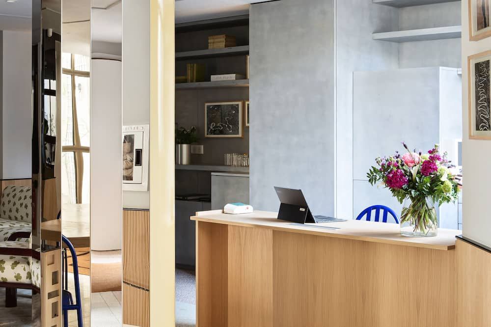Receptionist