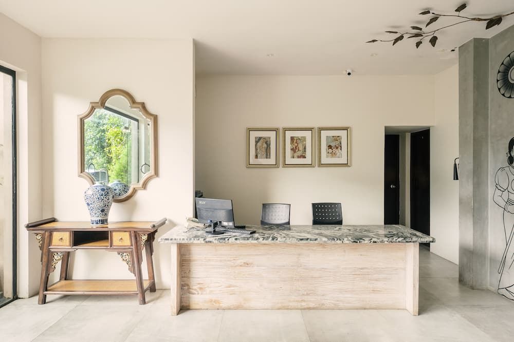 Receptionist
