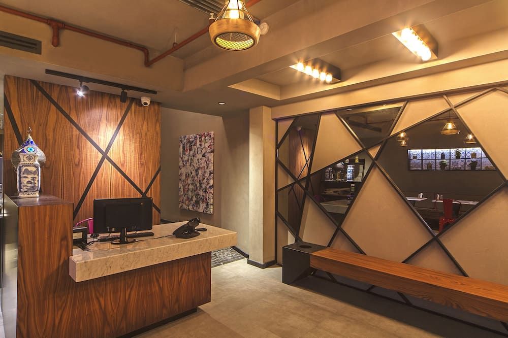 Receptionist