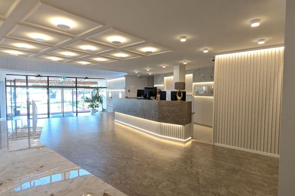Receptionist