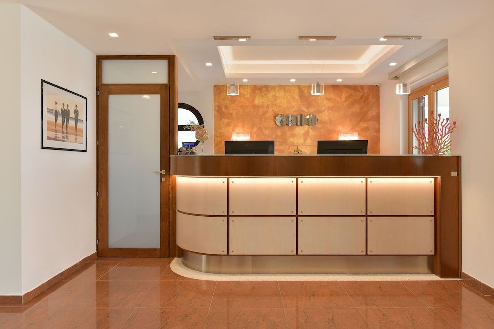 Receptionist