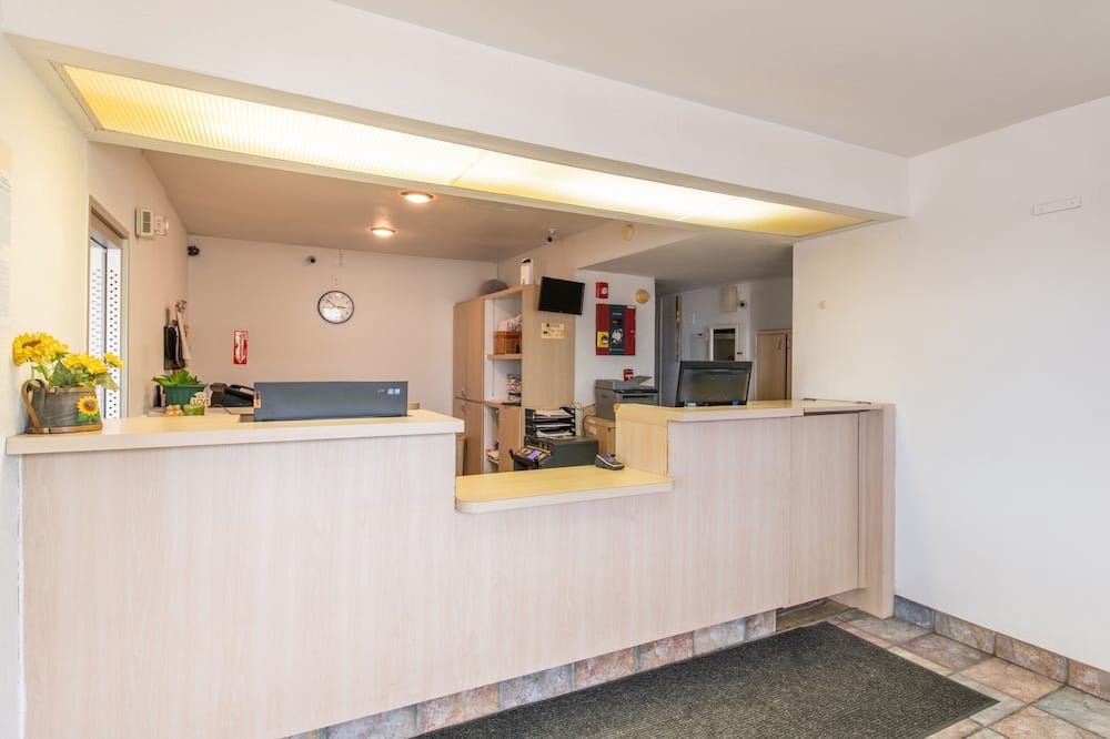 Receptionist