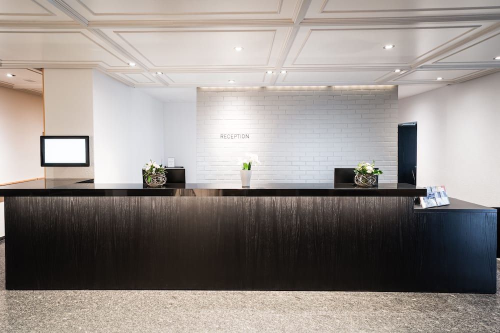 Receptionist