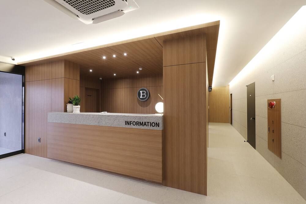 Receptionist