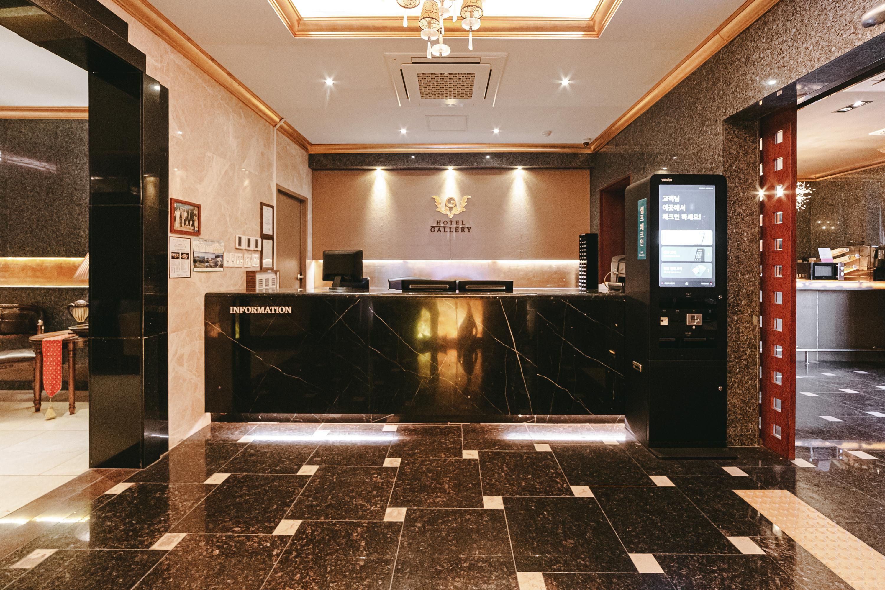 Receptionist