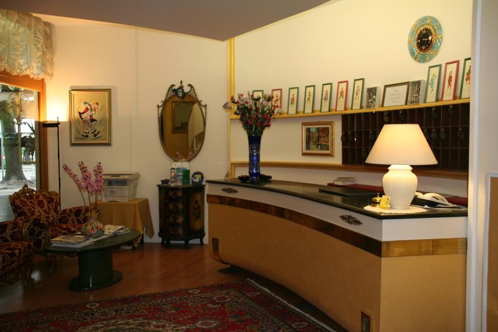 Receptionist